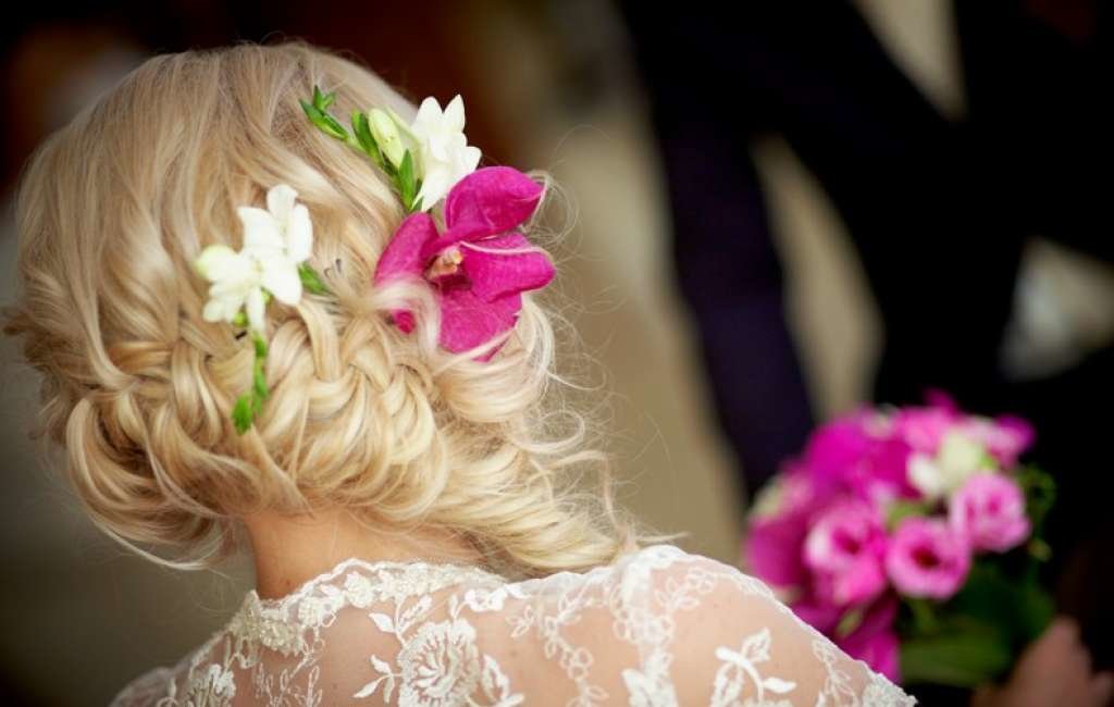Свадебная прическа с цветами из волос и косой