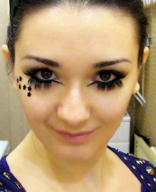 Карнавальный макияж, яркий макияж с накладными ресницами и наклейками