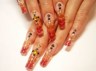 Осенние рисунки на ногтях, рыжий маникюр с декором на нарощенных ногтях