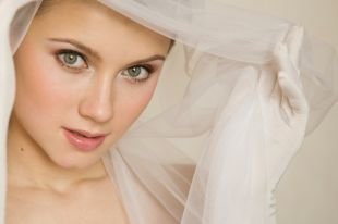 Нежный свадебный макияж, свадебный макияж для зеленых глаз в персиковой гамме