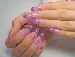 Дизайн гелевых ногтей, прозрачный фиолетовый френч с розами