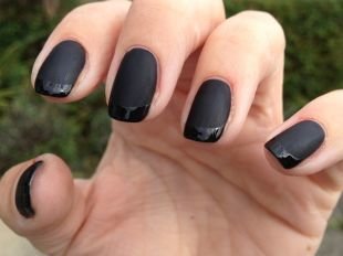 Маникюр на круглые ногти, французский маникюр шеллаком черным матовым и глянцевыми лаками